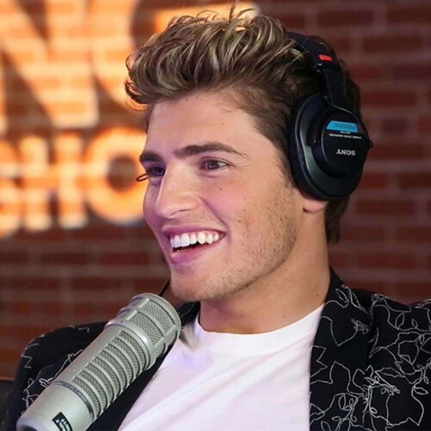 Gregg Sulkin Talks Runaways, Wizards of Waverly Place and Bella Thorne