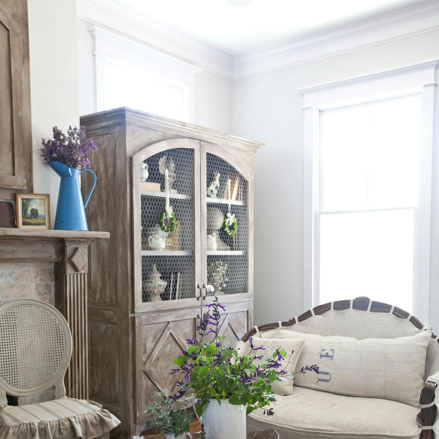 Decorate Your Living Room Like a Pro - DTT Classic
